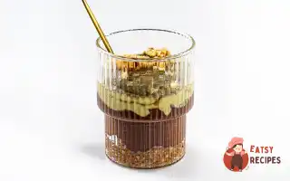 Десерт з авокадо у склянці