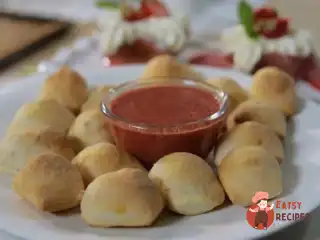 Міні-кальцоні із домашнім соусом