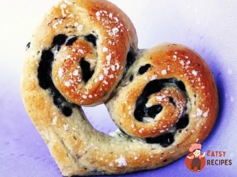 Булочки у формі серця з корицею та джемом