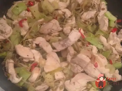 Курка із зеленими овочами та бобовими проростками