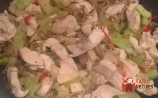 Курка Із Зеленими Овочами Та Бобовими Проростками