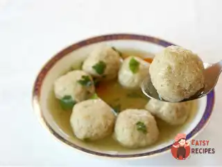 Бульйон курячий з галушками з маци