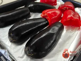 Крок 4: Салат з куркою, печеними баклажанами, перцем та рукколою