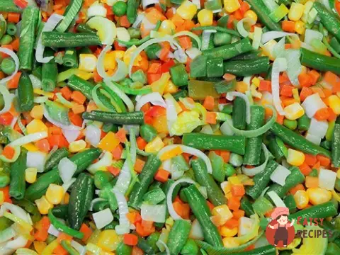 Салат з ячменю, кукурудзи, зеленої квасолі та козячого сиру