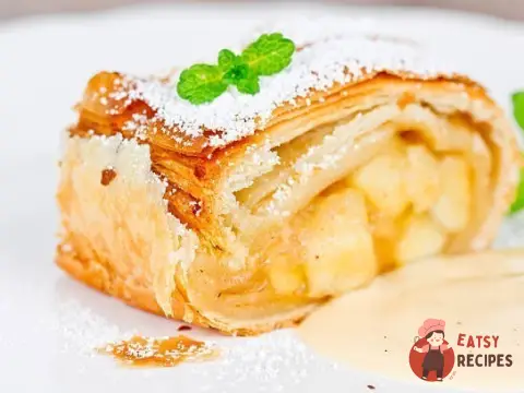 Яблучний штрудель з корицею та волоськими горіхами