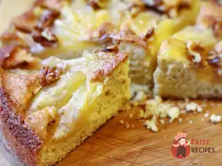 Пиріг із карамелізованими грушами