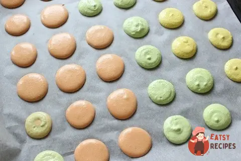 Тістечка макарони на італійській меренгу