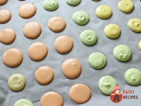 Тістечка макарони на італійській меренгу