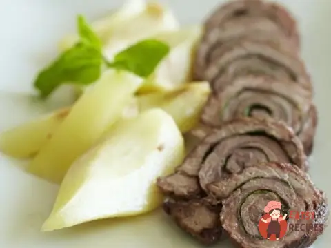 М'ясний рулет із фруктами