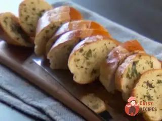 Закусочний багет із сиром та зеленню