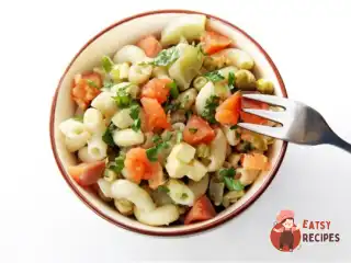 Салат з фісташками, лососем та креветками