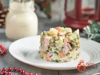 Олів'є з веганськими сосисками