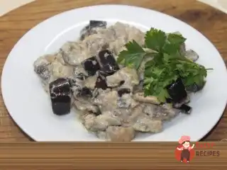 Баклажани з грибами у сметанному соусі