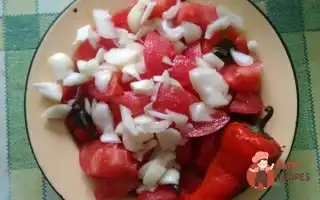 Печений Червоний Перець З Рожевими Помідорами І Цибулею