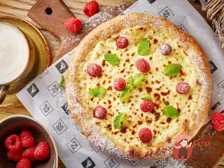 Солодкий хачапур з ягодами та вершковим сиром
