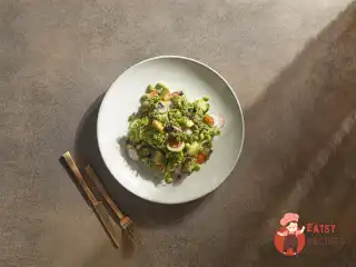 Салат кейл з редисом та кокосовою заправкою