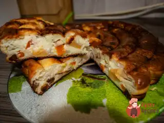 Сирний пудинг з бананом та яблуком