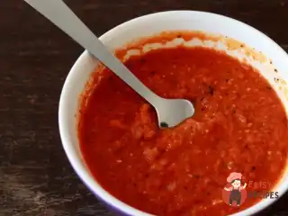 Томатний соус з цибулею та вином