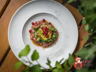 Севиче з стегна бика із сезонними томатами та червоною смородиною