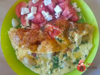 Омлет з макаронами, сиром та зеленню