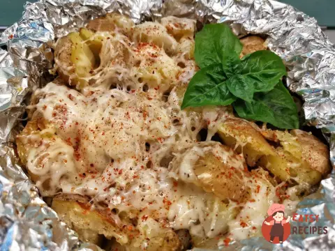 Картопля, запечена у фользі