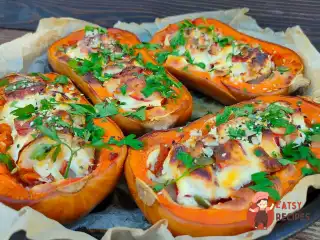 Гарбуз, запечений половинками, з куркою та овочами