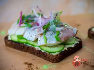 Бутерброди з кількою та оселедцем, як на Дерибасівській