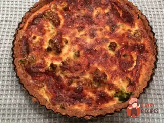 Безглютеновий киш з лососем та броколі