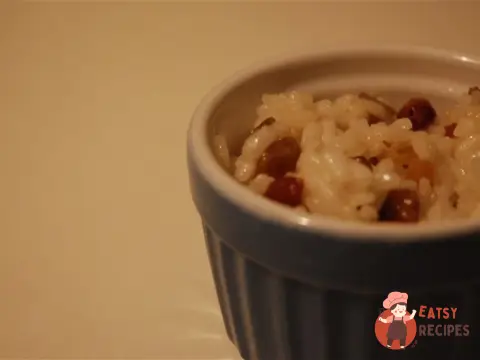 Рисова каша з родзинками