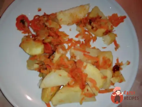 Картопля по-сільському з яблуками та морквою