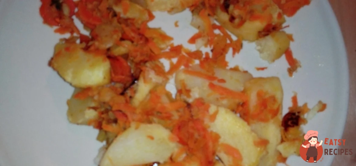 Картопля по-сільському з яблуками та морквою