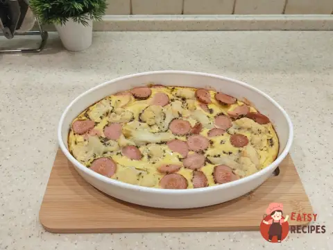 Омлет у духовці з сосисками та цвітною капустою