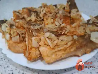 Смажений короп із цибулею на сковороді