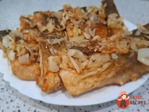 Смажений короп із цибулею на сковороді