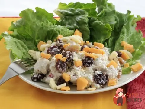 Салат з індички з грушею та курагою