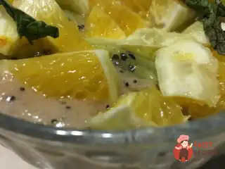 Фруктовий десерт із бананово-маковим соусом