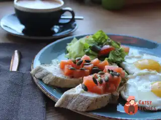 Очі та тости з гуакамоле, сирним кремом і лососем слабкого посолу