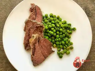 Ростбіф із зеленим горошком і чебрецем