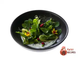 Кейл з гострим перцем, зеленим горошком та соусом з ряжанки