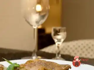 Курячі грудки з травами та білим вином