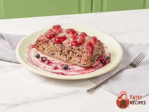 Шарлотка з брусницею