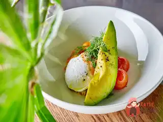 Кіноа з яйцем пашот, авокадо та гарбузом