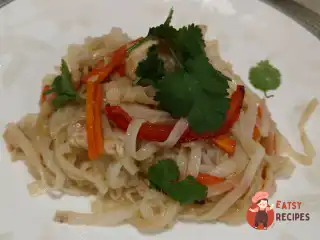 Локшина з куркою в соусі теріяки