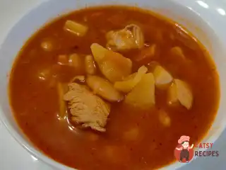 Томатний квасоляний суп з куркою