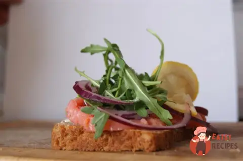 Датський відкритий сендвіч (smørrebrød) із червоною рибою