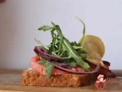 Датський відкритий сендвіч (smørrebrød) із червоною рибою