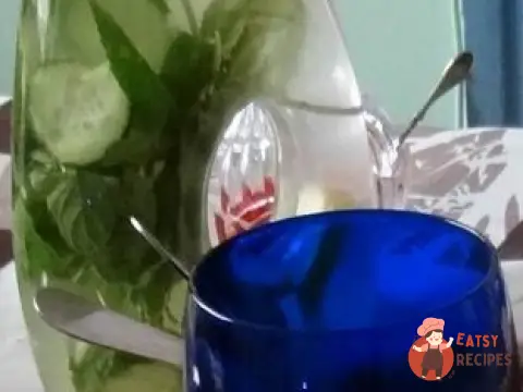 Імбирний напій з огірками і м'ятою