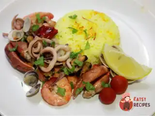 Рагу з морепродуктів із родзинками та горіхами