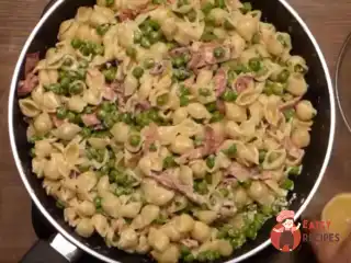 Макарони з горошком та беконом