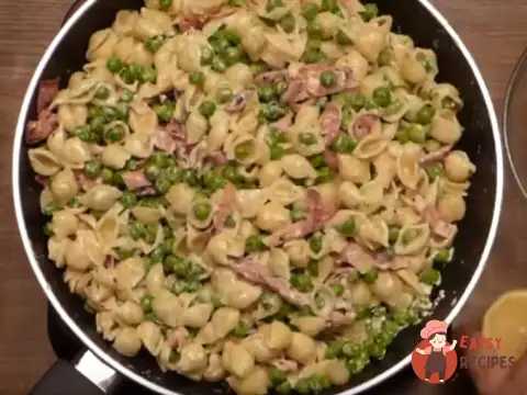 Макарони з горошком та беконом
